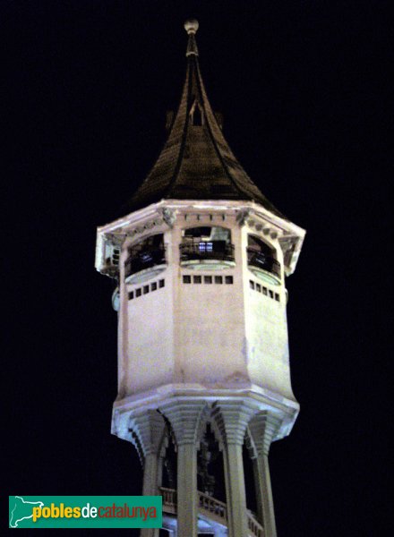 Part superior de La Torre de l'Aigua, de nit (Foto: Joan Sánchez Sabé, 2006) Part superior de La Torre de l'Aigua, de nit