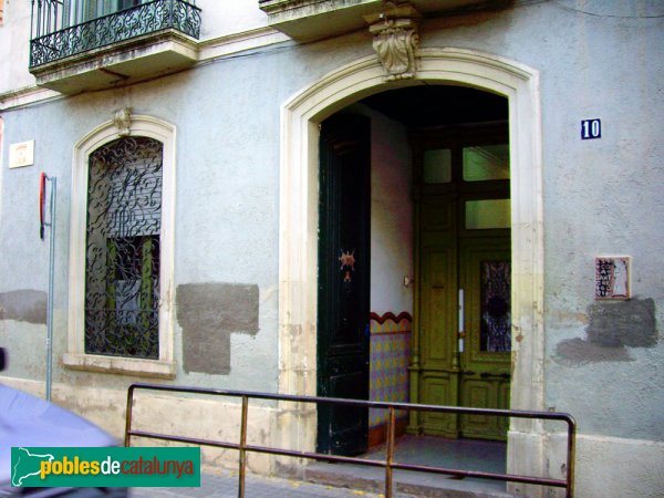 Sant Gregori, façana del carrer Illa, on es veuren reixes i rajoles