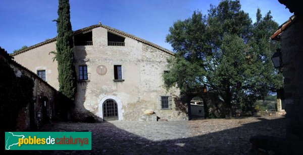 Sabadell - Masia de Can Deu, des de la porta d'entrada al pati