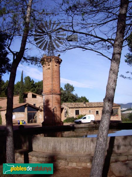 Sabadell - Masia de Can Deu, vista del pou i la bassa de regar