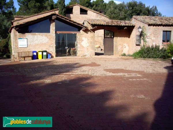 Sabadell - Masia de Can Deu, detall de l'era davant la porta d'accés al pati (Foto: Joan Sánchez Sabé, 2006) Sabadell - Masia de Can Deu, detall de l'era davant la porta d'accés al pati