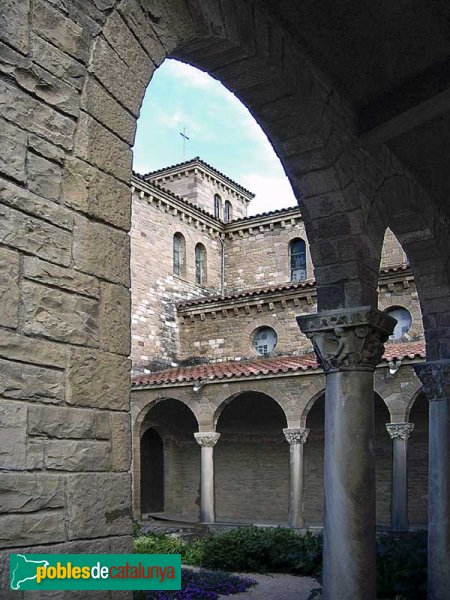 Església de Sant Salvador: detall dels capitells de les columnes al claustre