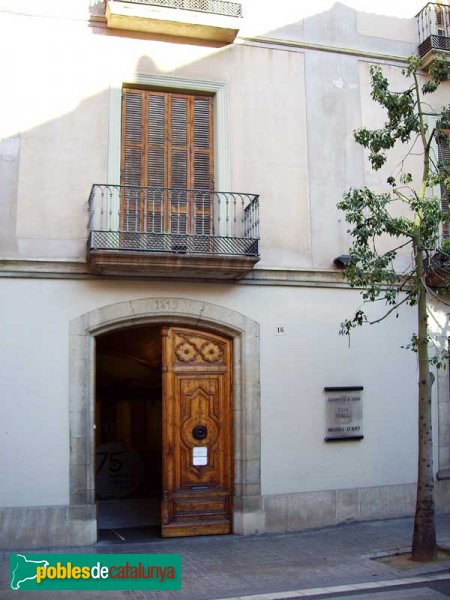 Casa-fàbrica Turull, Museu d'Art, detall de la porta (1819)