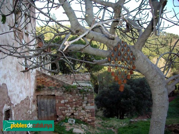 Can Montllor de Dalt, penjoll de campanetes a la figuera