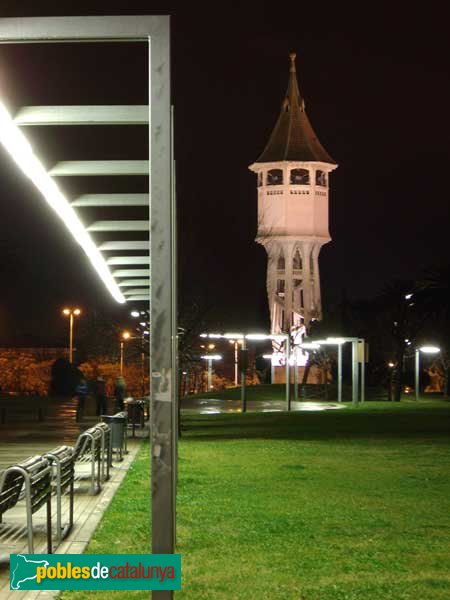 Torre de l'aigua, de nit, des del parc Taulí