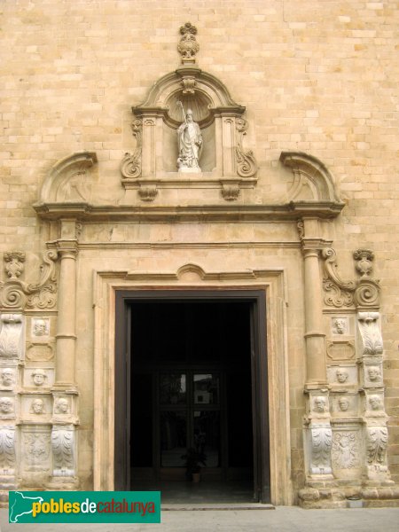 Calella - Portada de l'Església de Santa Maria