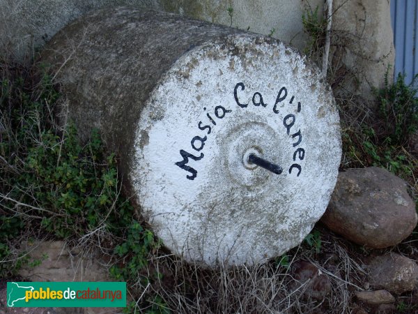 Pedra de molí amb el nom de la Masia