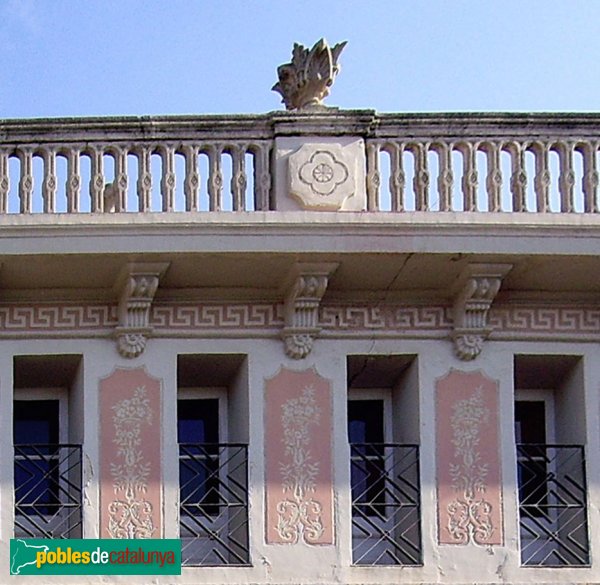 Casa Domènec Ramoneda, detall dels esgrafiats de la planta superior (Foto: Joan Sánchez Sabé, 2006) Casa Domènec Ramoneda, detall dels esgrafiats de la planta superior