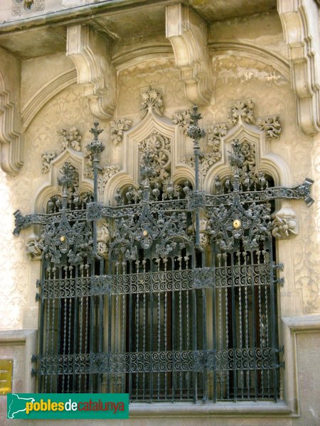 Mataró - Casa Coll i Regàs - Detall finestra (Foto: Albert Esteves, 2007) Mataró - Casa Coll i Regàs - Detall finestra