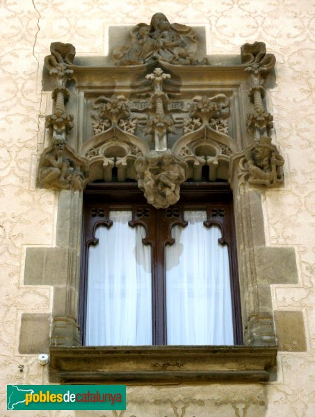 Mataró - Casa Coll i Regàs - Detall finestra (Foto: Albert Esteves, 2007) Mataró - Casa Coll i Regàs - Detall finestra