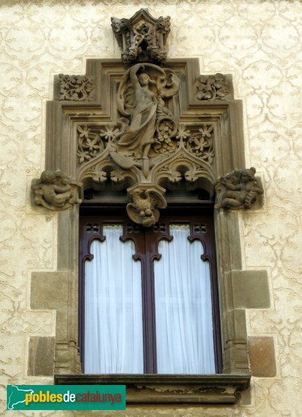 Mataró - Casa Coll i Regàs - Detall finestra (Foto: Albert Esteves, 2007) Mataró - Casa Coll i Regàs - Detall finestra