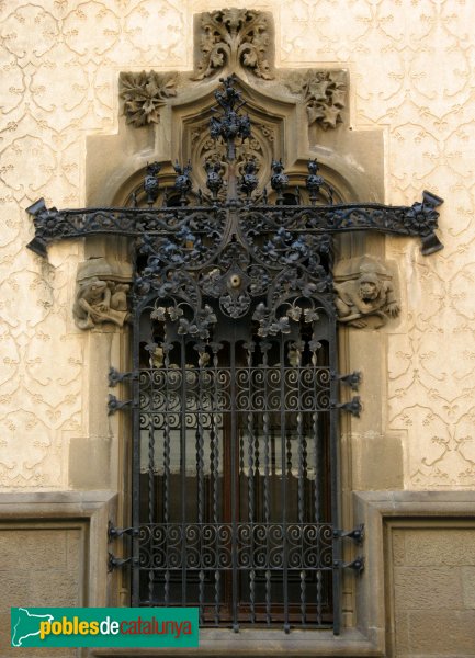 Mataró - Casa Coll i Regàs - Detall finestra (Foto: Albert Esteves, 2007) Mataró - Casa Coll i Regàs - Detall finestra