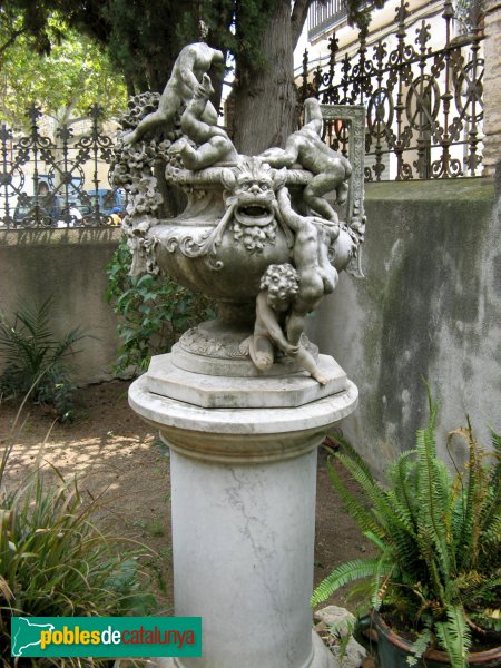 Argentona - Casa Puig. Font del jardí (Foto: Albert Esteves, 2007) Argentona - Casa Puig. Font del jardí