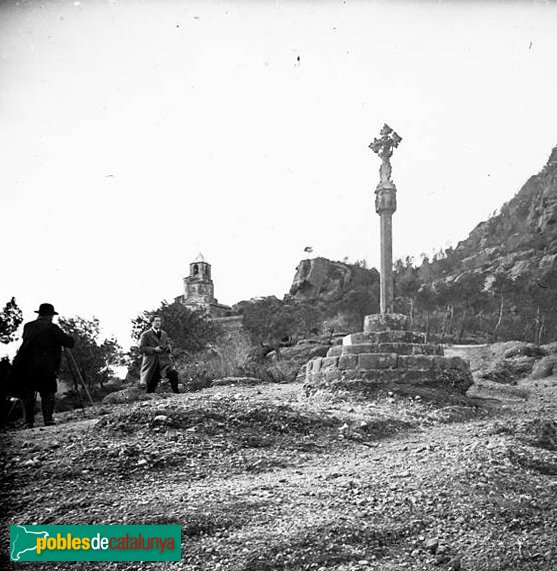 Cervelló - Creu de terme (Foto: Josep Salvany - Fons Salvany, Biblioteca de Catalunya, 1923) Cervelló - Creu de terme