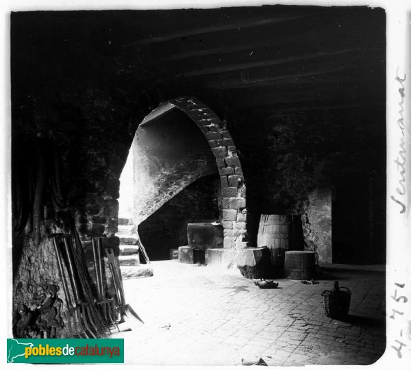 Vista del celler del castell de Sentmenat