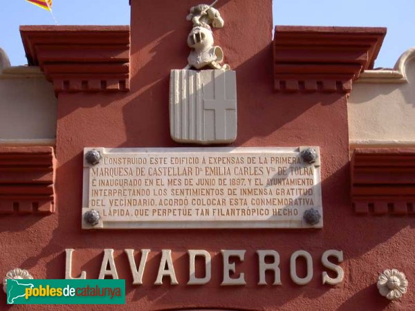 Safareig de la Baixada de Cal Verge, escut i placa commemorativa