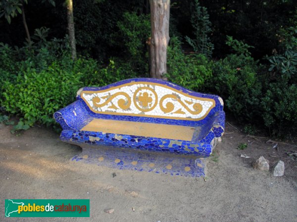 Banc modernista al jardí del palau