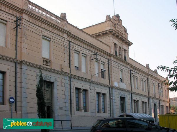 Façana principal de les Escoles del Patronat Tolrà