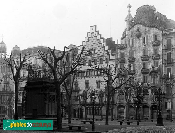 Barcelona - Casa Amatller i casa Batlló (Foto: Josep Salvany - Fons Salvany. Biblioteca de Catalunya, 1916) Barcelona - Casa Amatller i casa Batlló