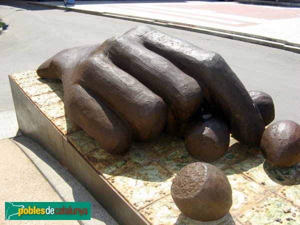 El Morell - Monument La mà com a eina