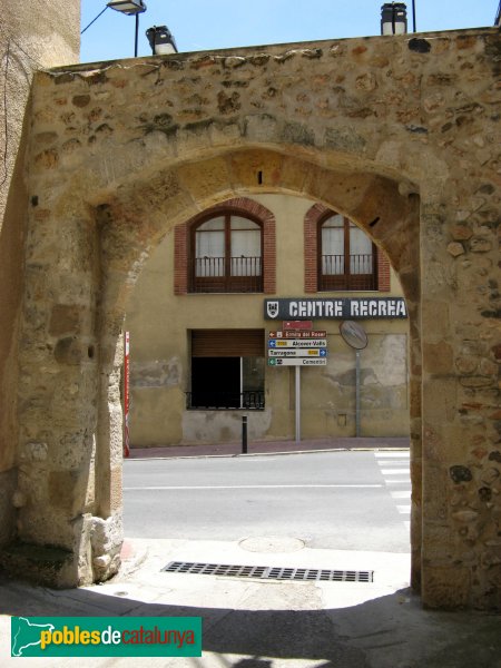 Vilallonga del Camp - Portal del carrer Major (Foto: Albert Esteves, 2008) Vilallonga del Camp - Portal del carrer Major