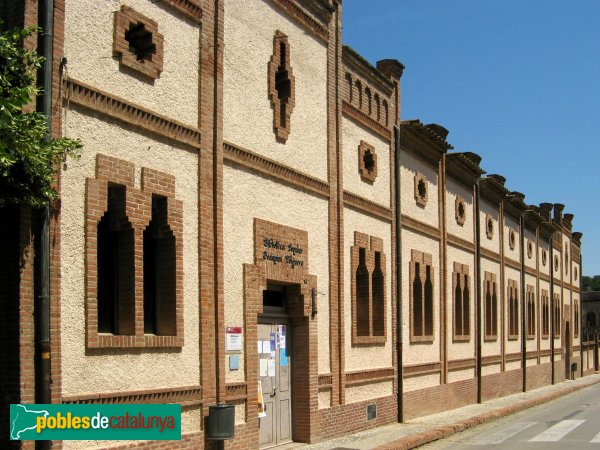 Colònia Güell - Centre parroquial (Foto: Albert Esteves, 2008) Colònia Güell - Centre parroquial