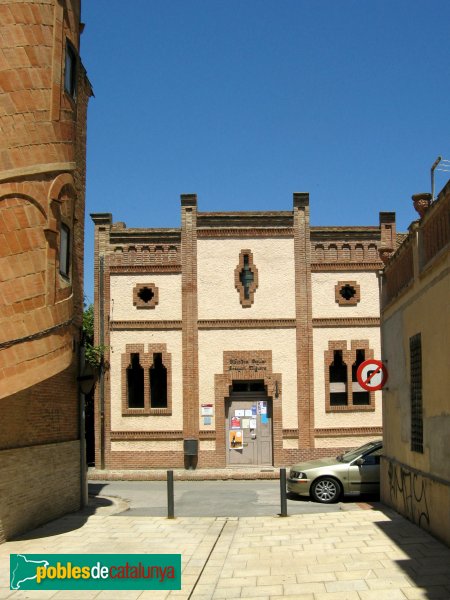 Colònia Güell - Centre parroquial (Foto: Albert Esteves, 2008) Colònia Güell - Centre parroquial