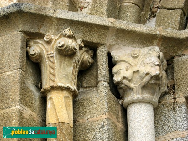 Pau - Església de Sant Martí, capitells de la porta