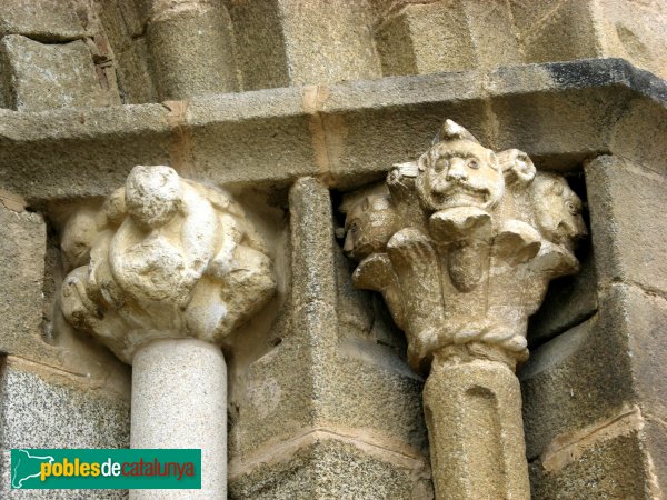Pau - Església de Sant Martí, capitells de la porta