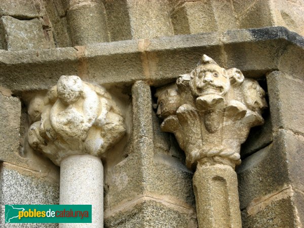 Pau - Església de Sant Martí, capitells de la porta (Foto: Albert Esteves, 2008) Pau - Església de Sant Martí, capitells de la porta