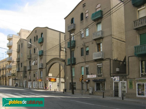 Sant Feliu de Llobregat - Pisos Bertrand (Foto: Albert Esteves, 2008) Sant Feliu de Llobregat - Pisos Bertrand