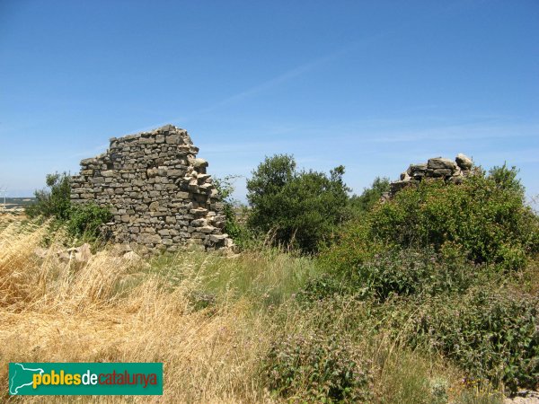 Restes d'una casa al costat del castell de Montfalcó (Foto: Albert Esteves, 2009) Restes d'una casa al costat del castell de Montfalcó