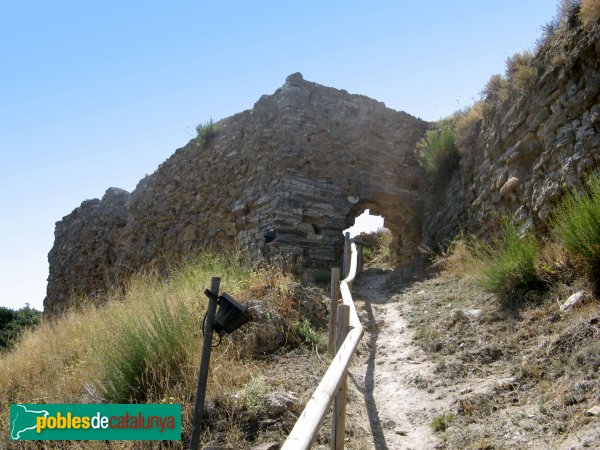 Castellfollit de Riubregós - Castell, entrada del recinte emmurallat