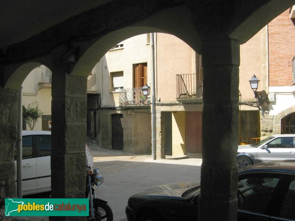 Castellfollit de Riubregós - Plaça Major (Foto: Albert Esteves, 2009) Castellfollit de Riubregós - Plaça Major