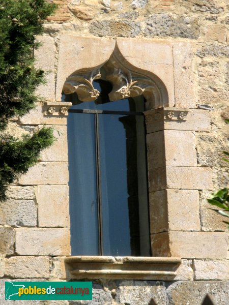 Vilamacolum - Can Tet, finestral gòtic (Foto: Albert Esteves, 2009) Vilamacolum - Can Tet, finestral gòtic