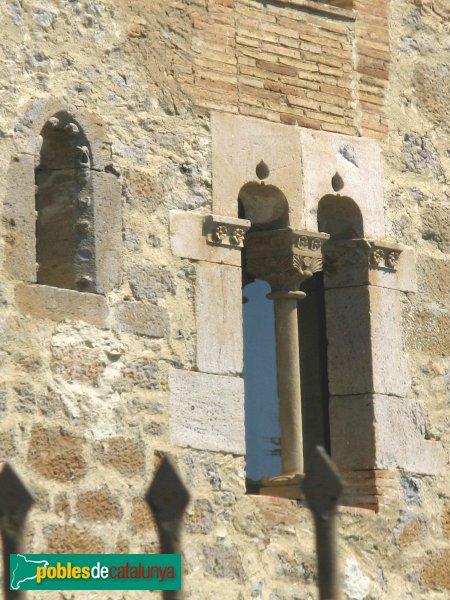 Vilamacolum - Can Tet, finestra coronella (Foto: Albert Esteves, 2009) Vilamacolum - Can Tet, finestra coronella