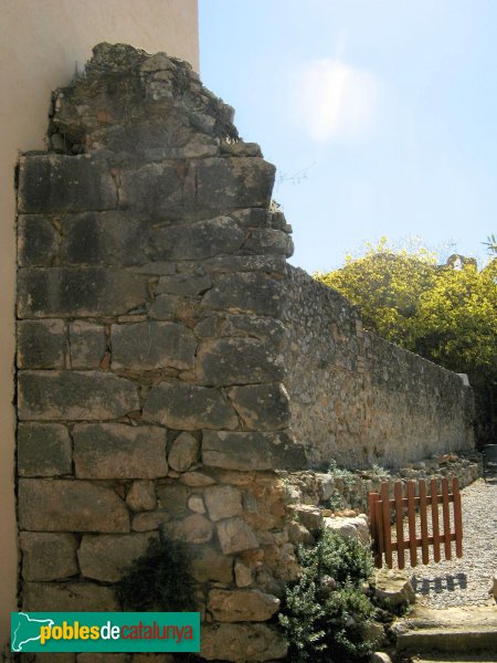 Viladamat - Mur de l'antiga pabordia