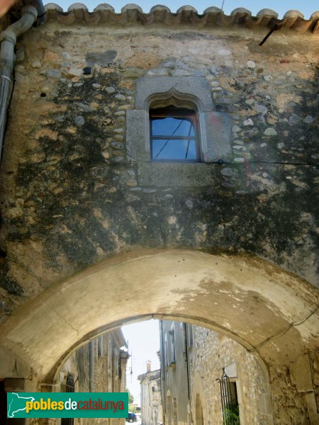 Torroella de Fluvià - Can Sopa, pont sobre el carrer (Foto: Albert Esteves, 2009) Torroella de Fluvià - Can Sopa, pont sobre el carrer