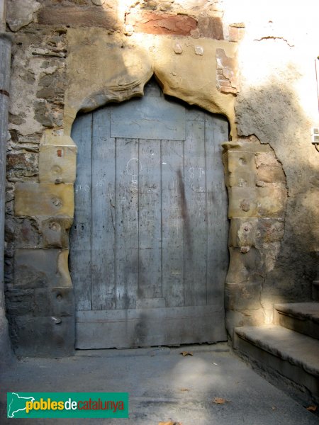 Molins de Rei - Antic palau dels Requesens, restes d'una porta gòtica