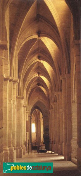 Monestir de Poblet - Interior d'una nau lateral