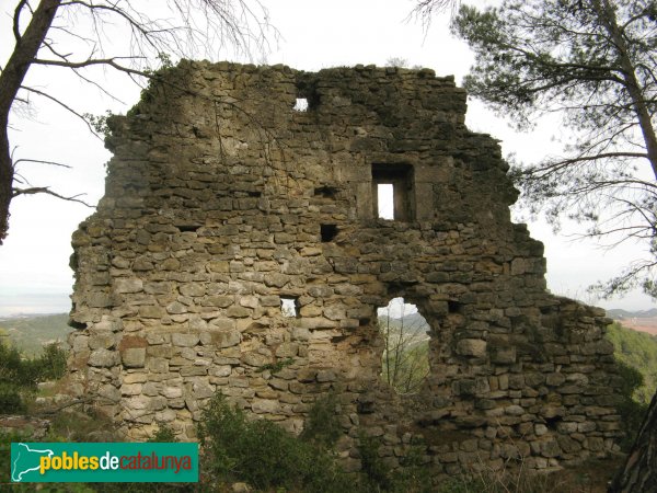 Pontils - Castell de Pontils, casa situada a un nivell inferior