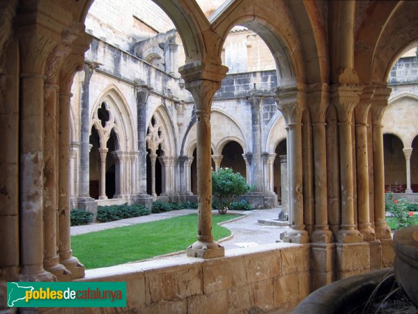 Monestir de Poblet - Claustre, des del brollador (Foto: Raul, 2006) Monestir de Poblet - Claustre, des del brollador