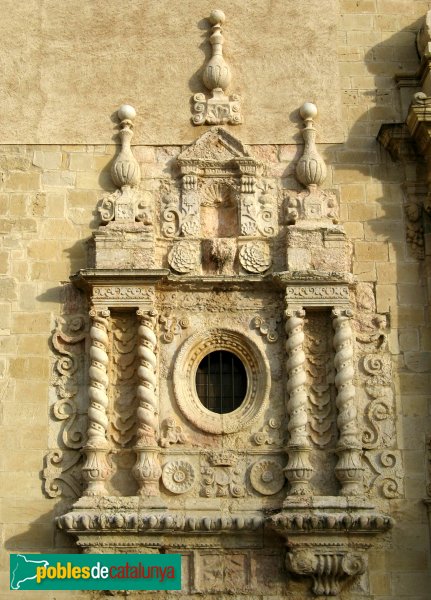 Monestir de Poblet - Façana de l'església, finestra barroca (Foto: Albert Esteves, 2009) Monestir de Poblet - Façana de l'església, finestra barroca