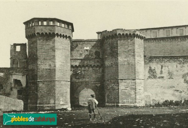 Monestir de Poblet - Porta Reial (Foto: Del llibre "Barcelone et les grands sanctuaires catalans", 1913) Monestir de Poblet - Porta Reial