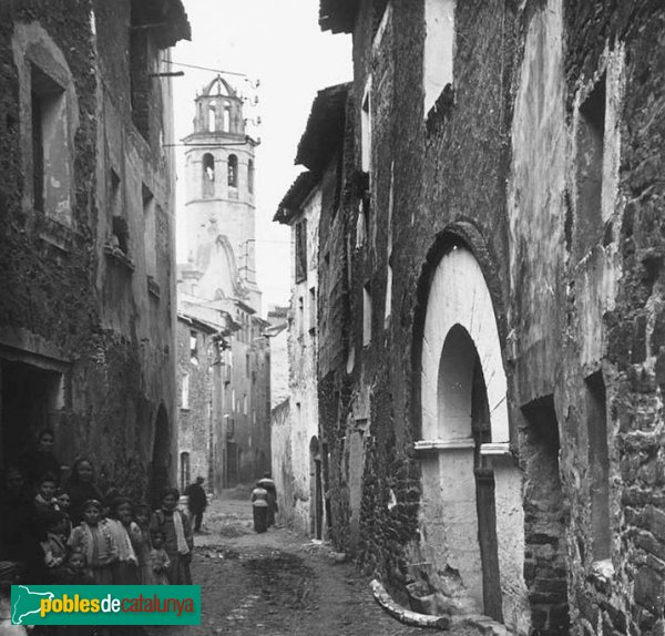 Sarral - Carrer amb l'església al fons (Foto: <i>Josep Salvany - Fons Salvany, Biblioteca de Catalunya-</i>, 1912) Sarral - Carrer amb l'església al fons