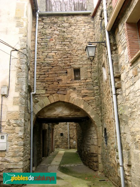 Vallfogona de Riucorb - Carrer de l'Arc (Foto: Albert Esteves, 2010) Vallfogona de Riucorb - Carrer de l'Arc