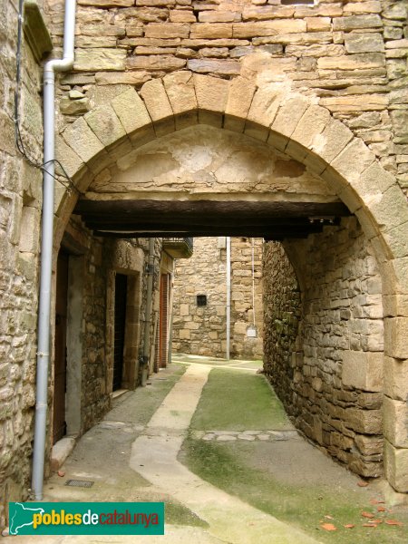 Vallfogona de Riucorb - Carrer de l'Arc (Foto: Albert Esteves, 2010) Vallfogona de Riucorb - Carrer de l'Arc