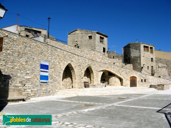 Forès - Plaça del Mirador (Foto: Albert Esteves, 2010) Forès - Plaça del Mirador