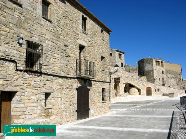 Forès - Plaça del Mirador (Foto: Albert Esteves, 2010) Forès - Plaça del Mirador