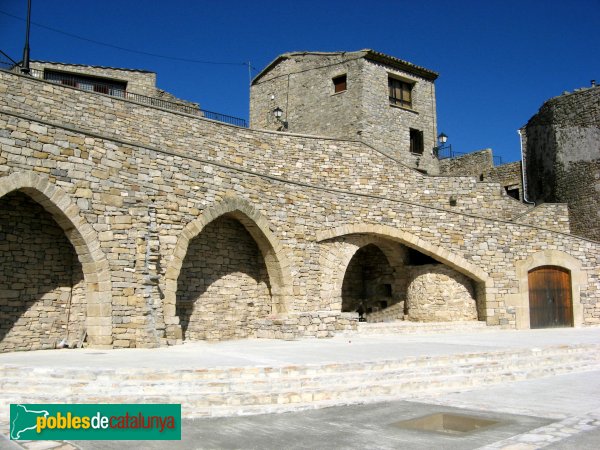 Forès - Plaça del Mirador (Foto: Albert Esteves, 2010) Forès - Plaça del Mirador